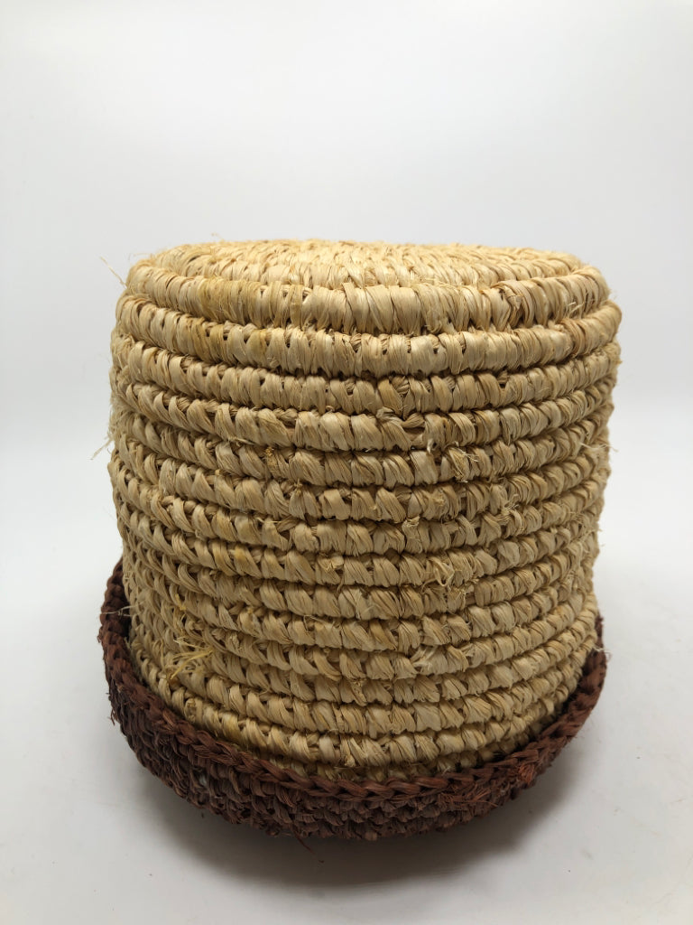 2-TONED WOVEN BASKET W/LID.
