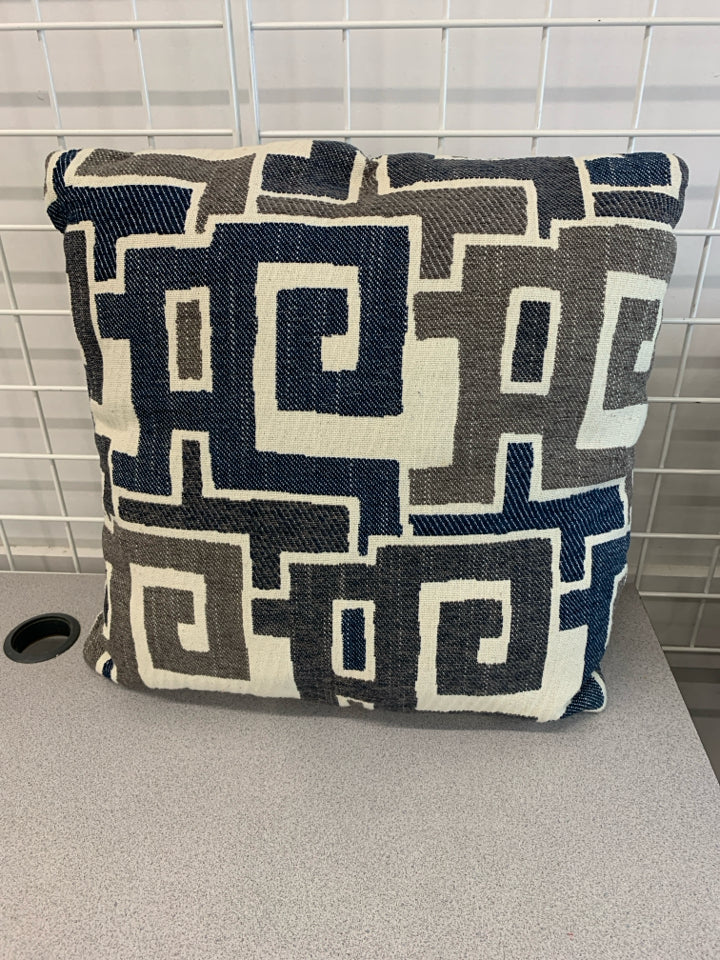 MAZE DESIGN PILLOW.