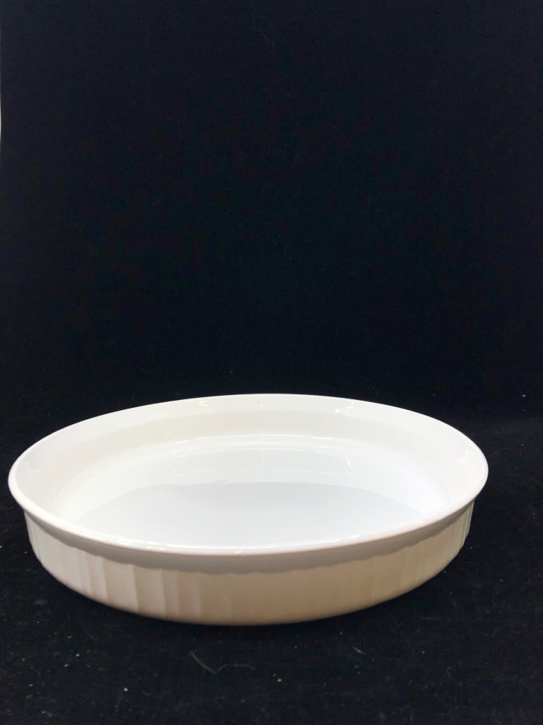 ROUND WHITE CORNING WARE BAKING DISH.