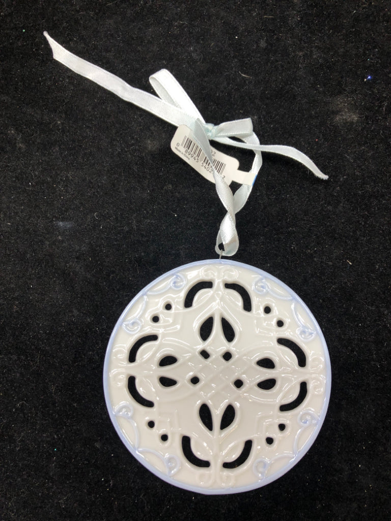 CERAMIC WHITE BLUE EDGE CIRCLE ORNAMENT.