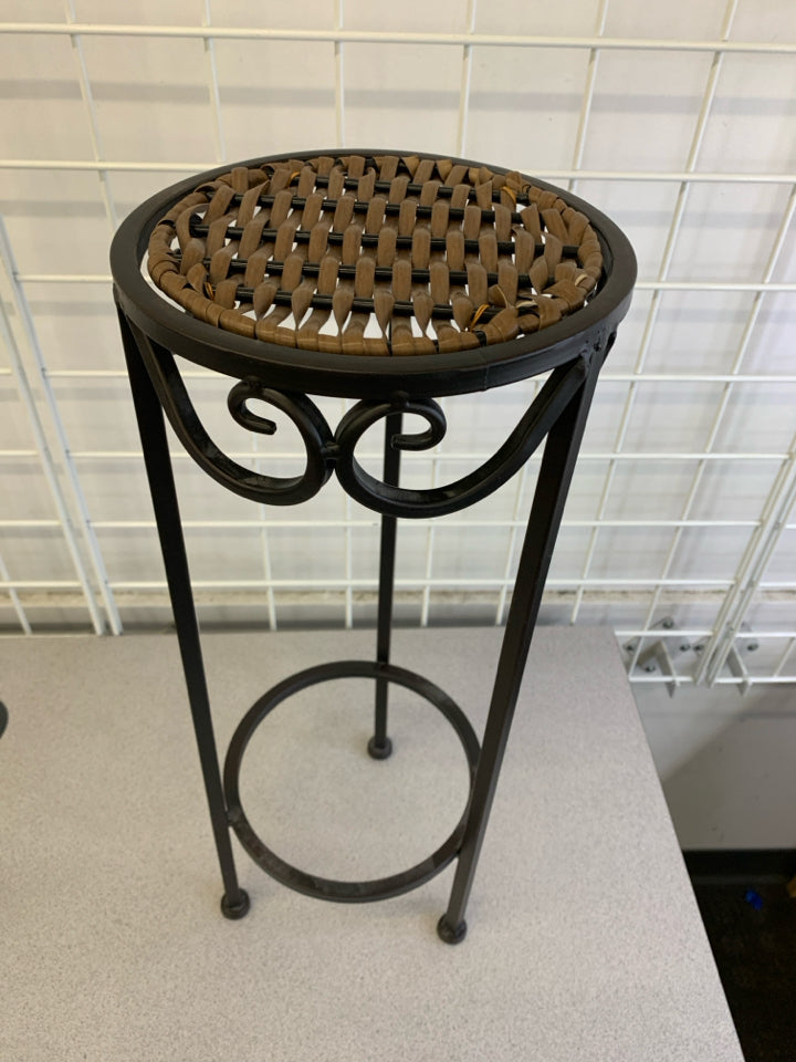 BRONZE METAL PLANT STAND W/WOVEN TOP.