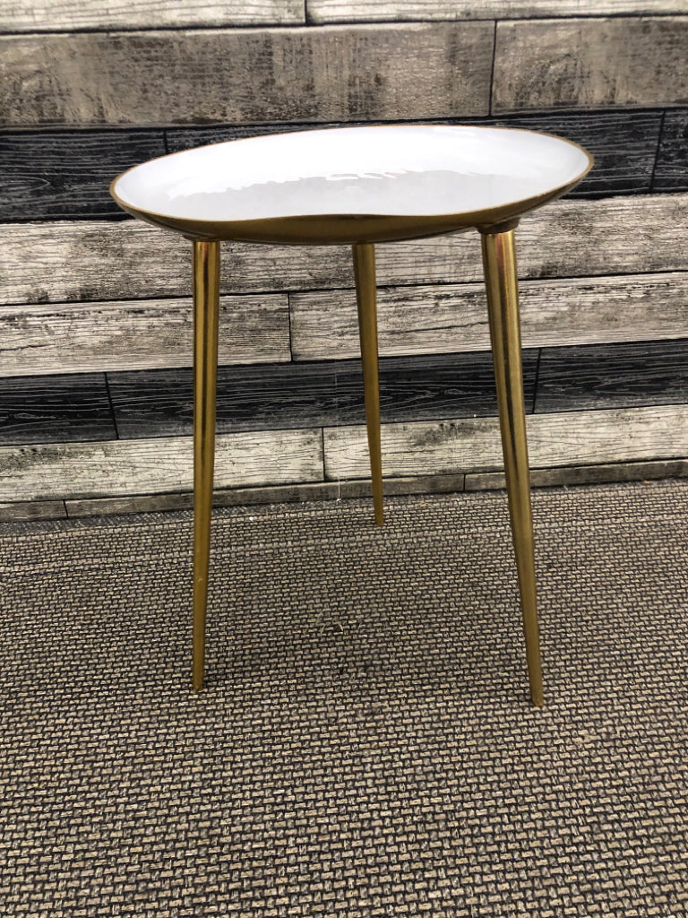 SMALL 3 LEGGED SIDE TABLE W GREY TOP.