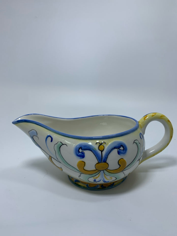 FOOTED EMBOSSED SCROLL DETAIL GRAVY BOAT.