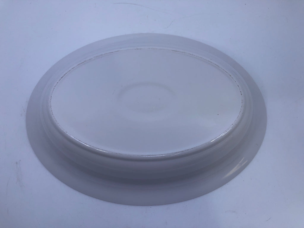 LARGE OVAL VINE EMBOSSED RIM CASSEROLE DISH W LID.