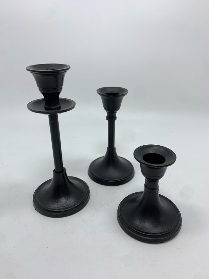 3PC BLACK CANDLESTICK HOLDERS.