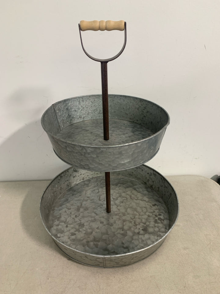 TWO-TIER METAL SERVER W/ WOOD HANDLE.