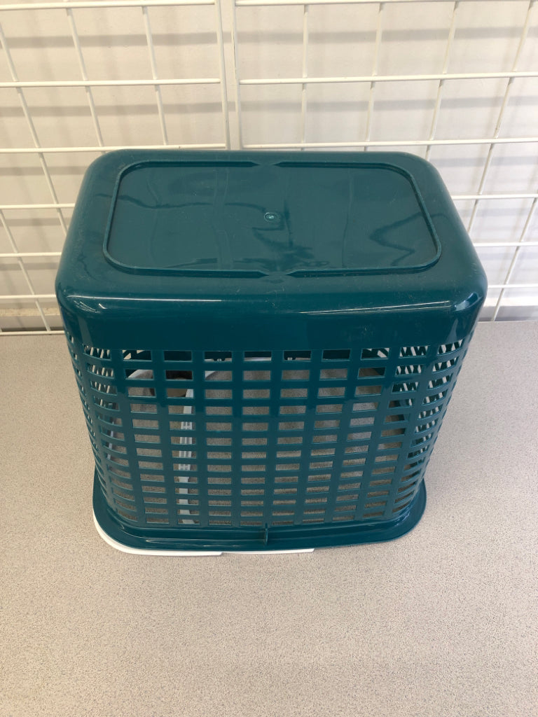 PLASTIC TEAL LAUNDRY BASKET W/WHITE HANDLE.
