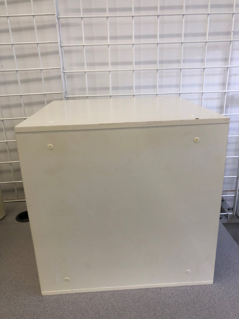 WHITE ORGANIZER W/ 5 SHELVES.