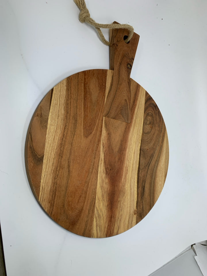 CIRCLE WOOD CUTTING BOARD W/ HANDLE "DASH OF THAT" 12 "DIAM