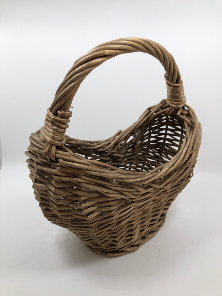 GREY HEART SHAPED WICKER BASKET W/HANDLE.