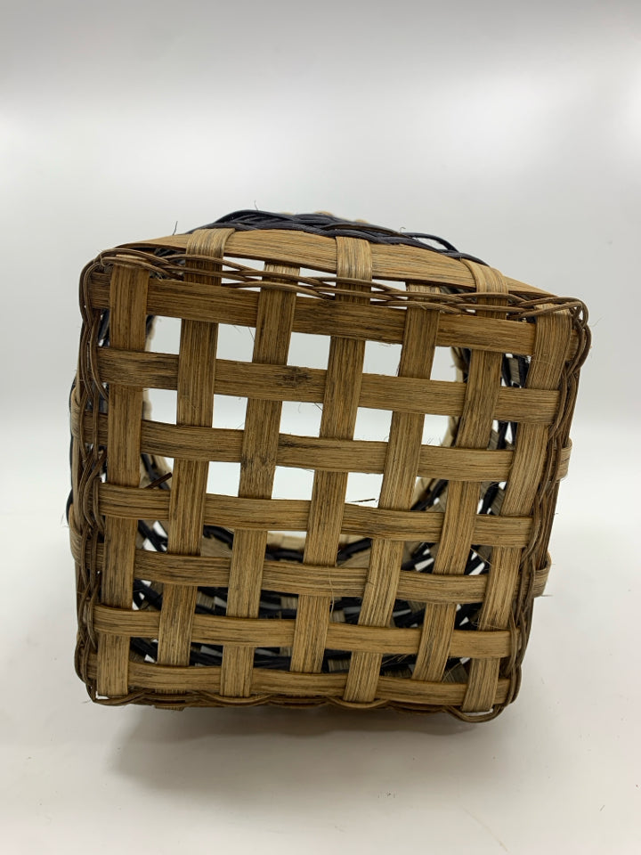 ROUND WOVEN SQUARE BOTTOM BASKET W/BLUE LINES.