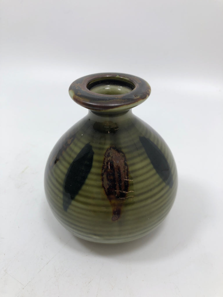 GREEN GLAZE POTTERY BUD VASE.