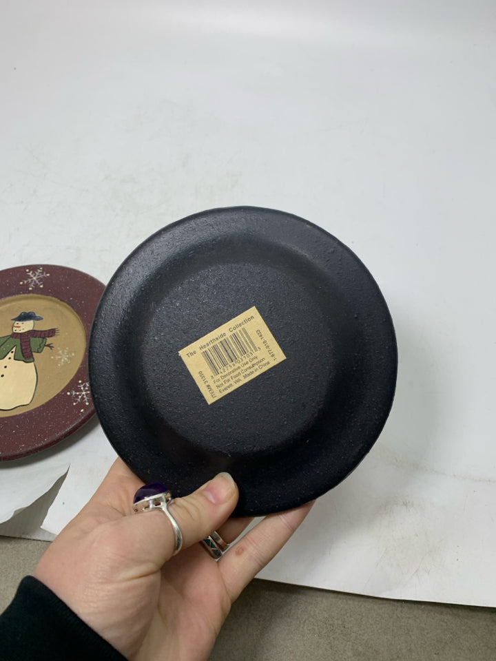 2 SMALL PRIMITIVE STYLE SNOWMAN DECOR PLATES.