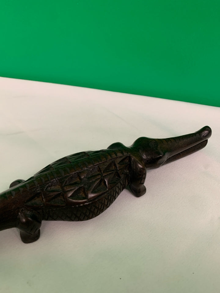 WOOD CARVED ALLIGATOR.