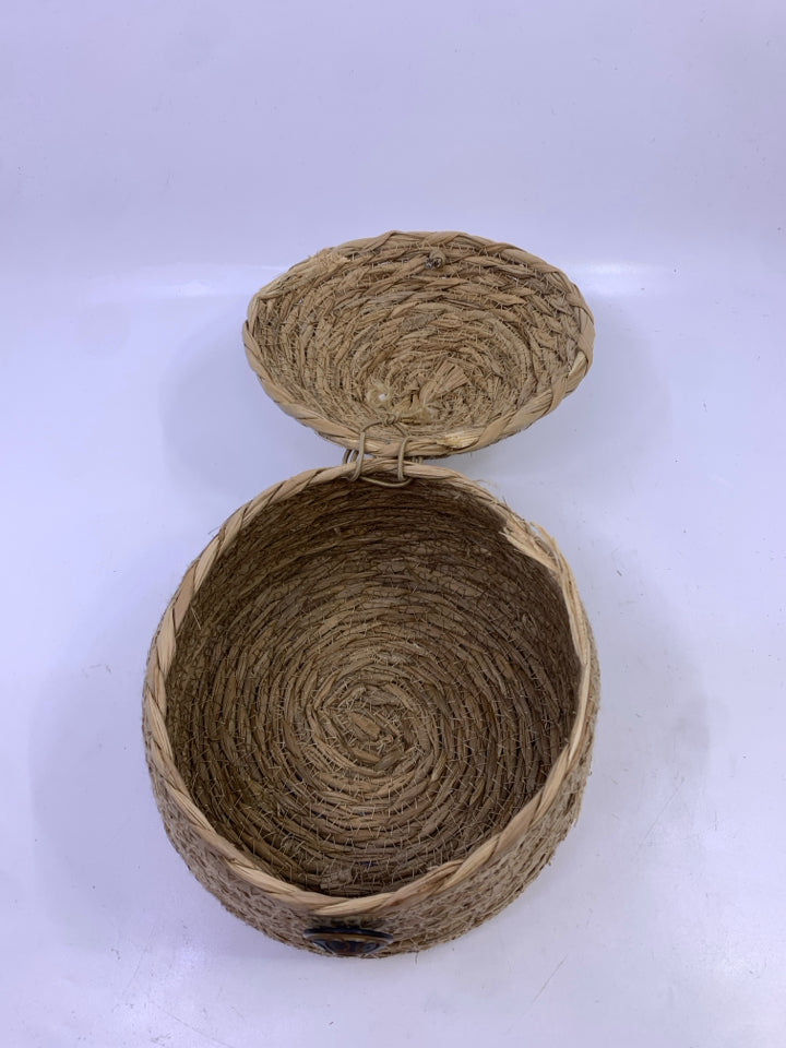 WICKER BEEHIVE W LID.