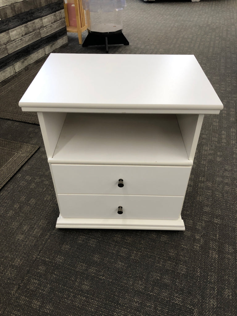 ONE-DRAWER WHITE NIGHTSTAND.