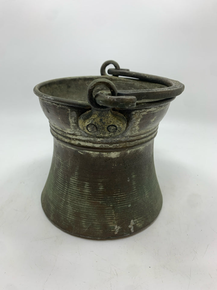 METAL BUCKET W/METAL HANDLE.