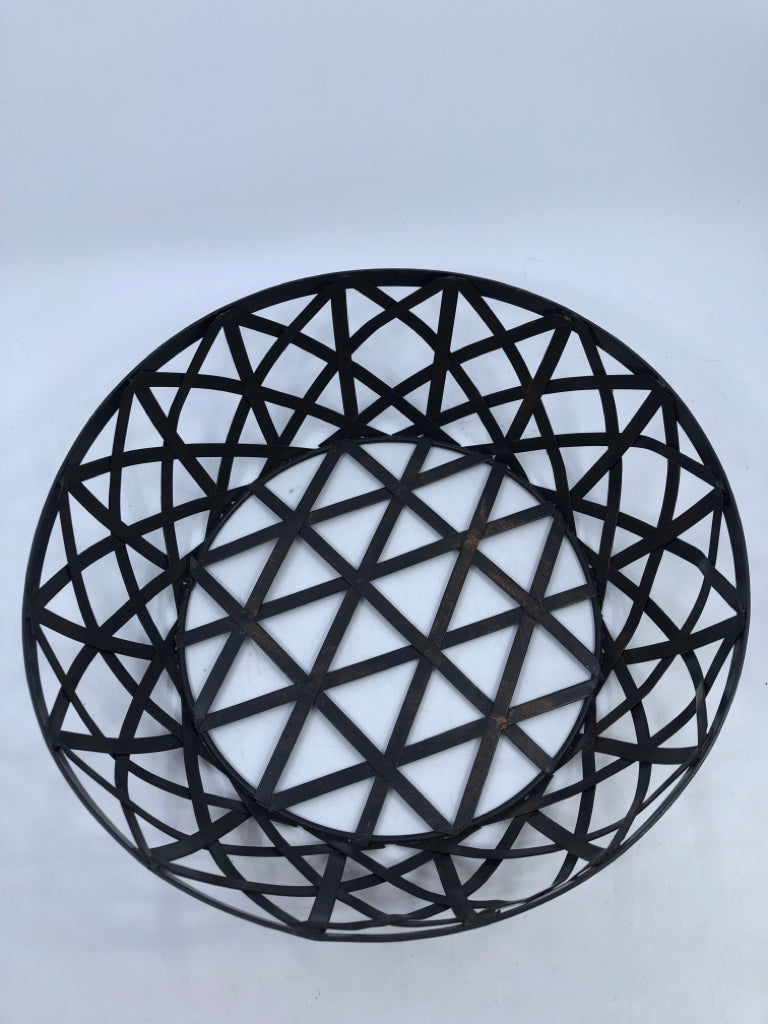 ROUND CRISS CROSS METAL BASKET.