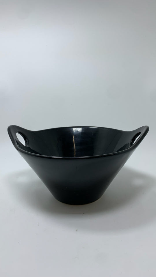 BLACK CERAMIC SERVING BOWL W/HANDLES.