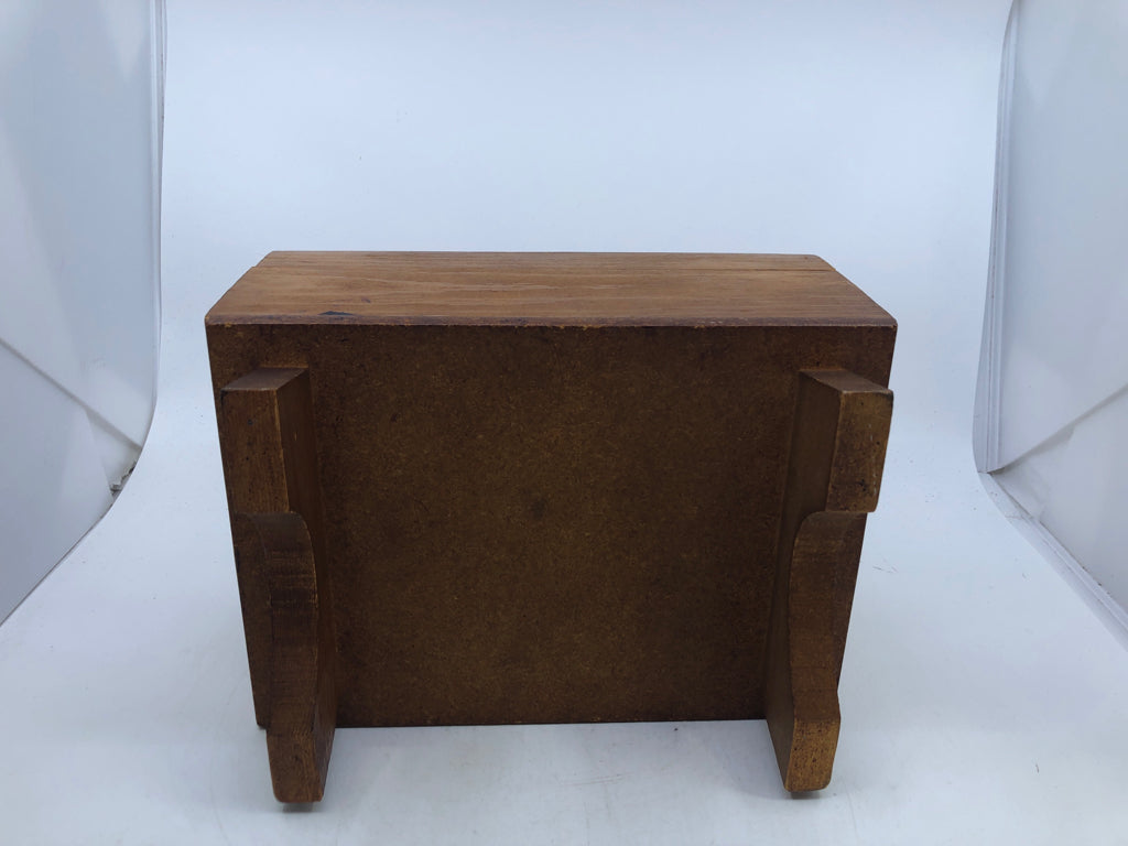 VTG WOOD SHOE SHINER FOOTED BOX W/ LATCH.