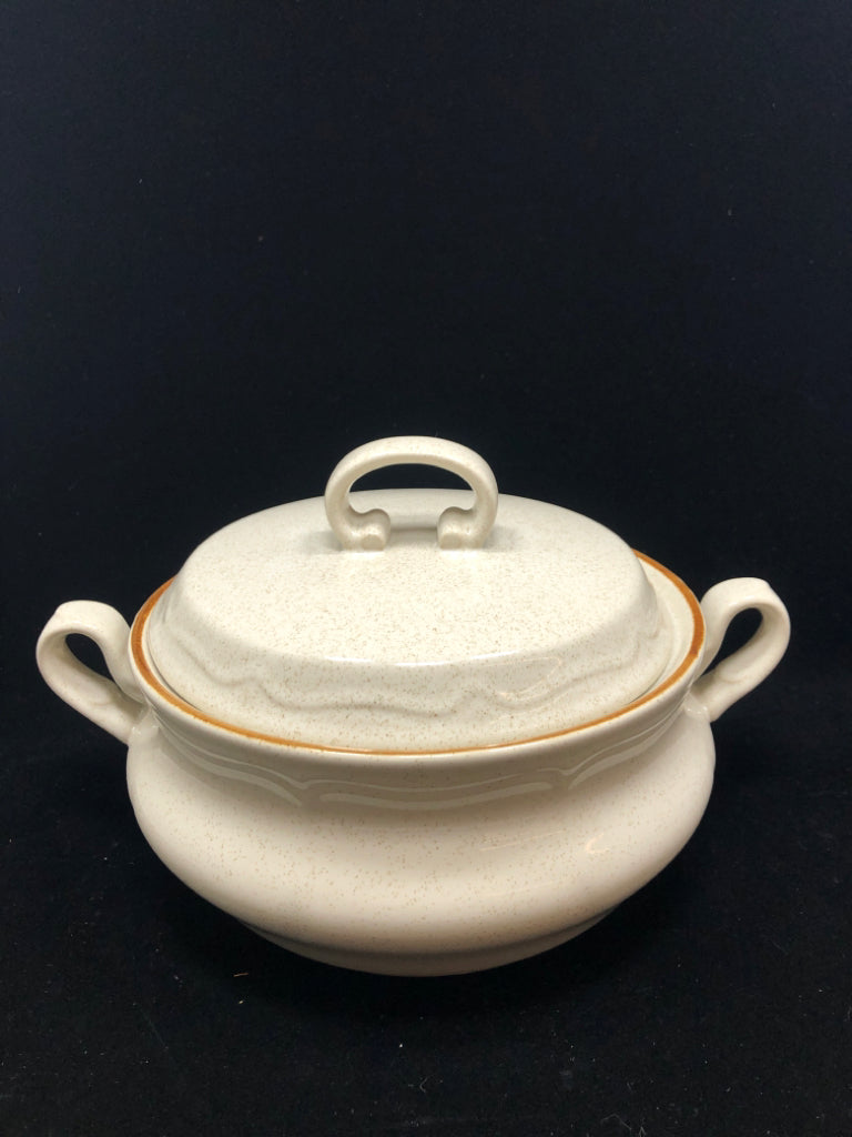 HEARTHSIDE BAROQUE STONEWARE COVERED CASSEROLE DISH.