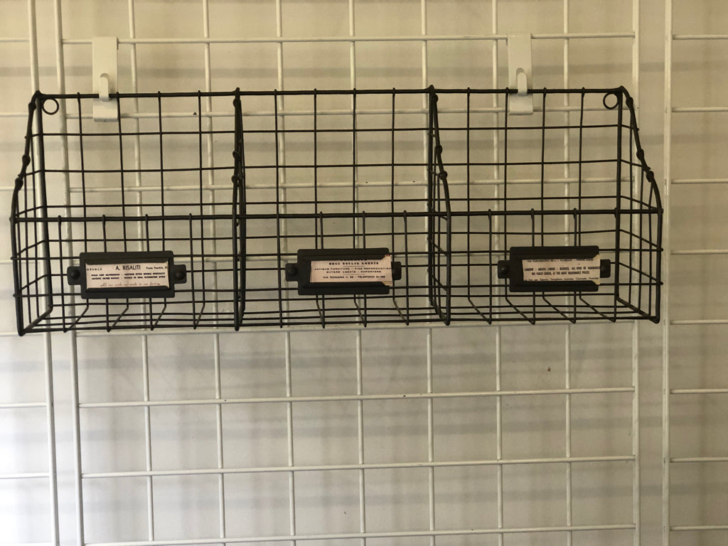 WIRE 3 BASKET WALL HANGING.