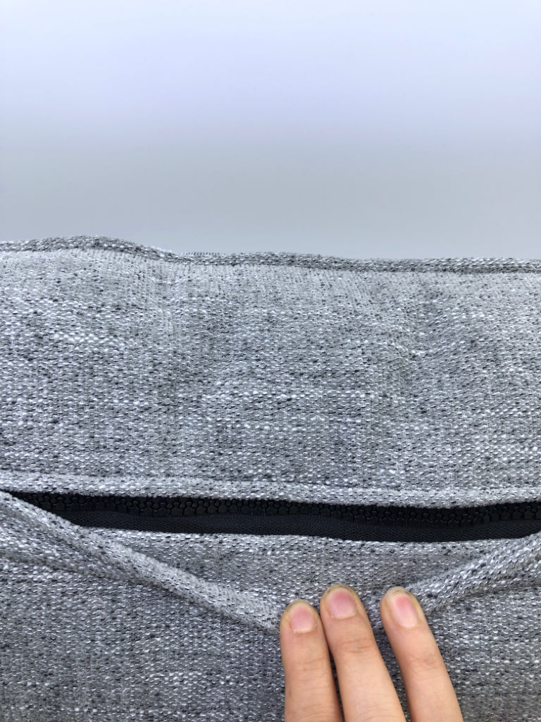 GREY GEOMETRIC PILLOW.