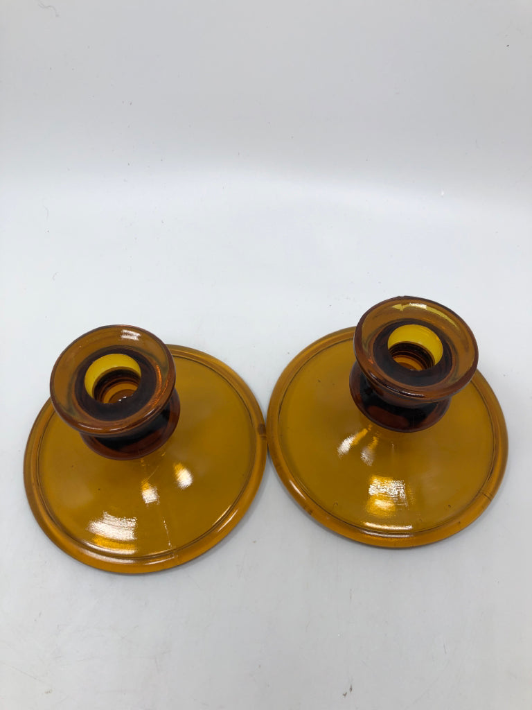 2 AMBER GLASS CANDLE STICK HOLDERS.
