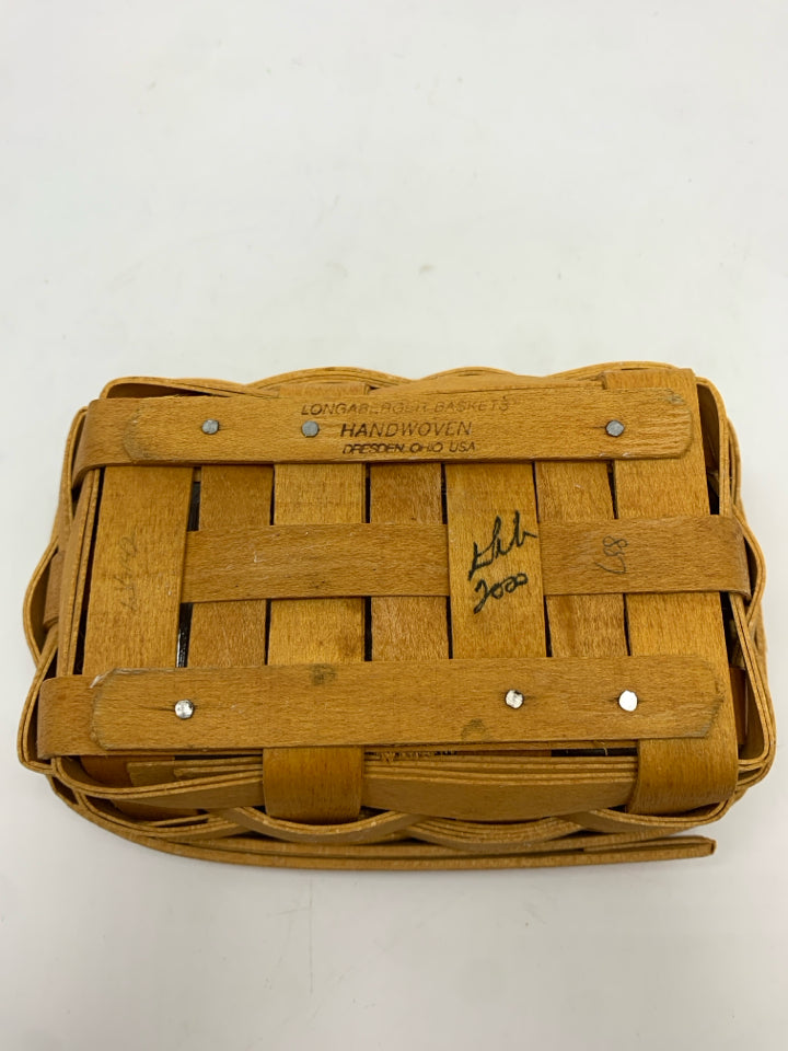 2000 SM BASKET W/PLASTIC INSERT.
