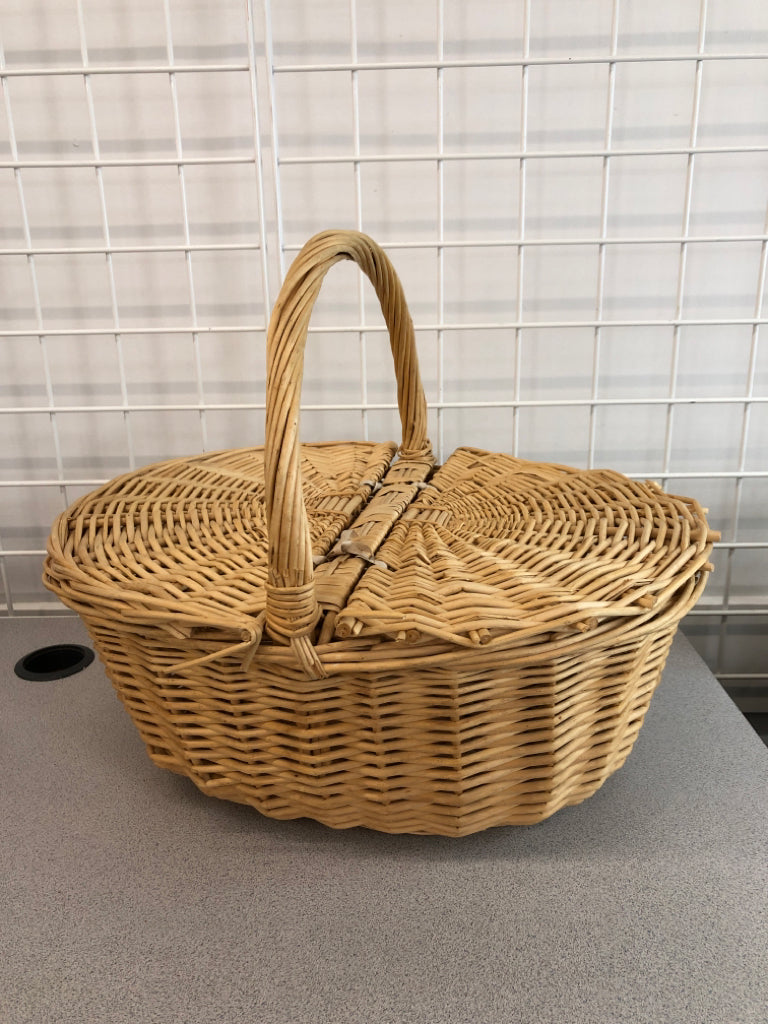 WICKER PICNIC BASKET W/FLIP LID AND HANDLE.