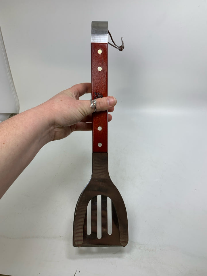GRILLING WOOD/STAINLESS STEEL BURGER GRIP SPATULA.