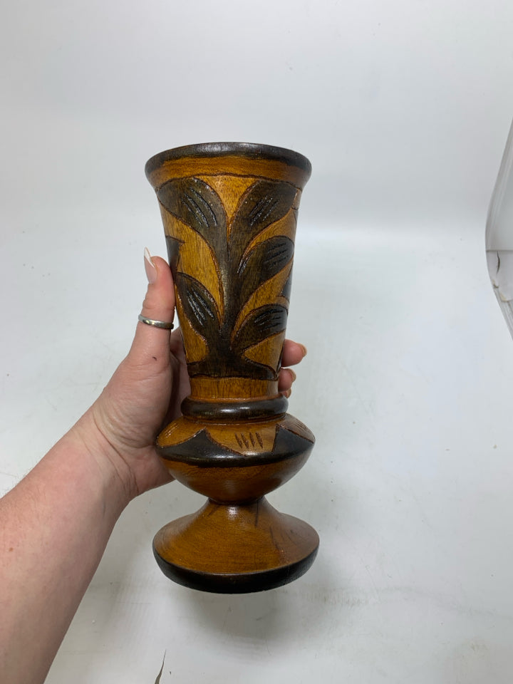 FOOTED WOOD CARVED VASE W/ FLOWERS.