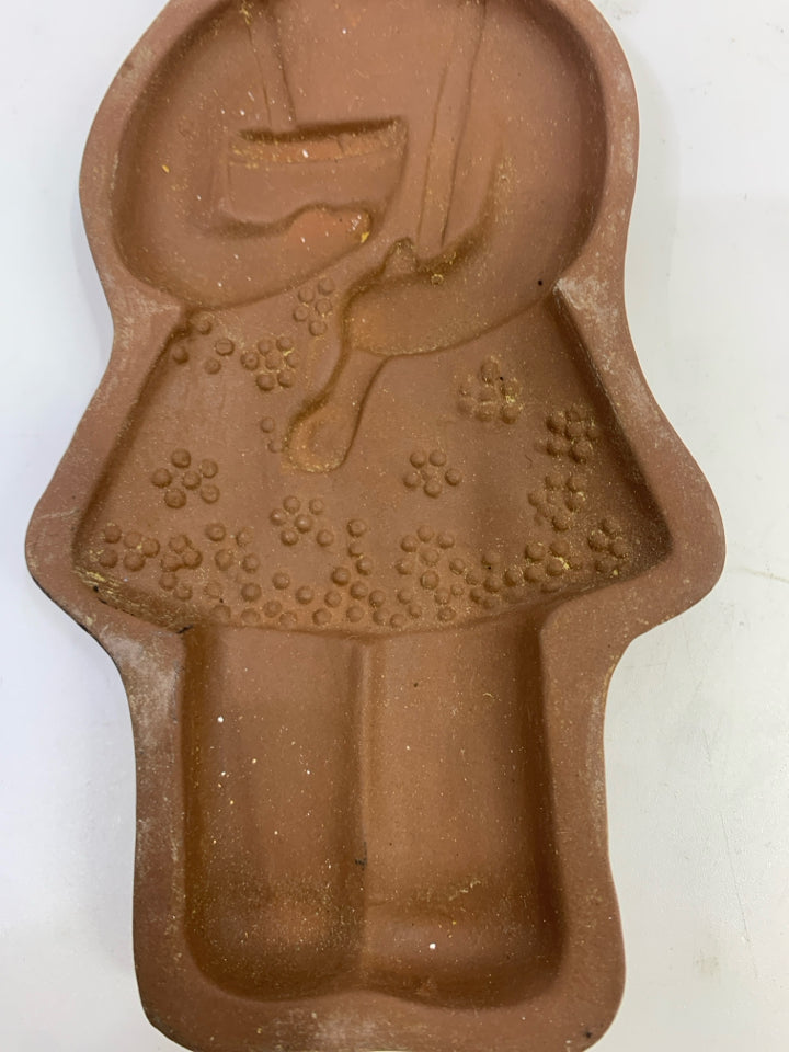HEARTHSTONE CERAMIC MOTHER BEAR COOKIE MOLD.