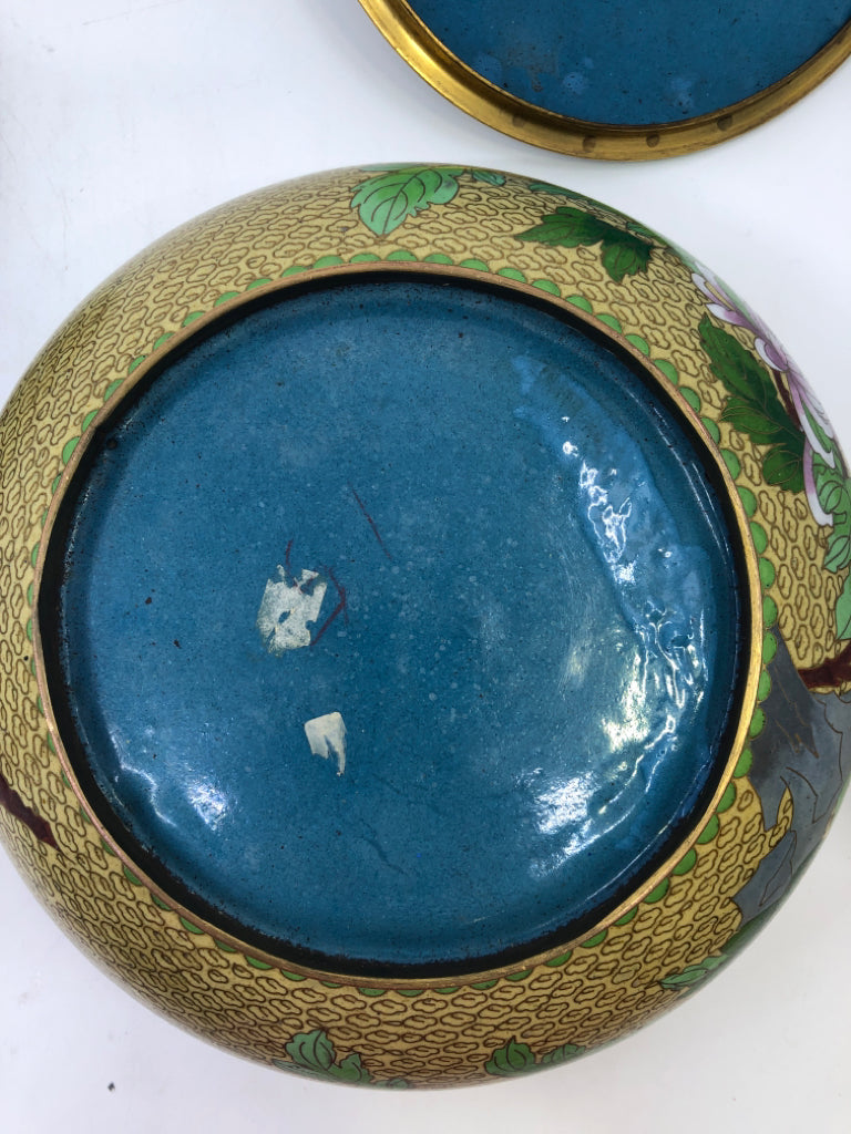 ROUND METAL FLORAL URN SHELF DECOR W/PLASTIC BASE.