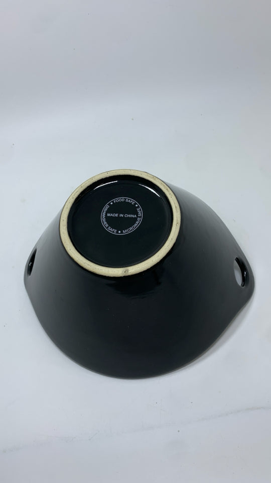 BLACK CERAMIC SERVING BOWL W/HANDLES.