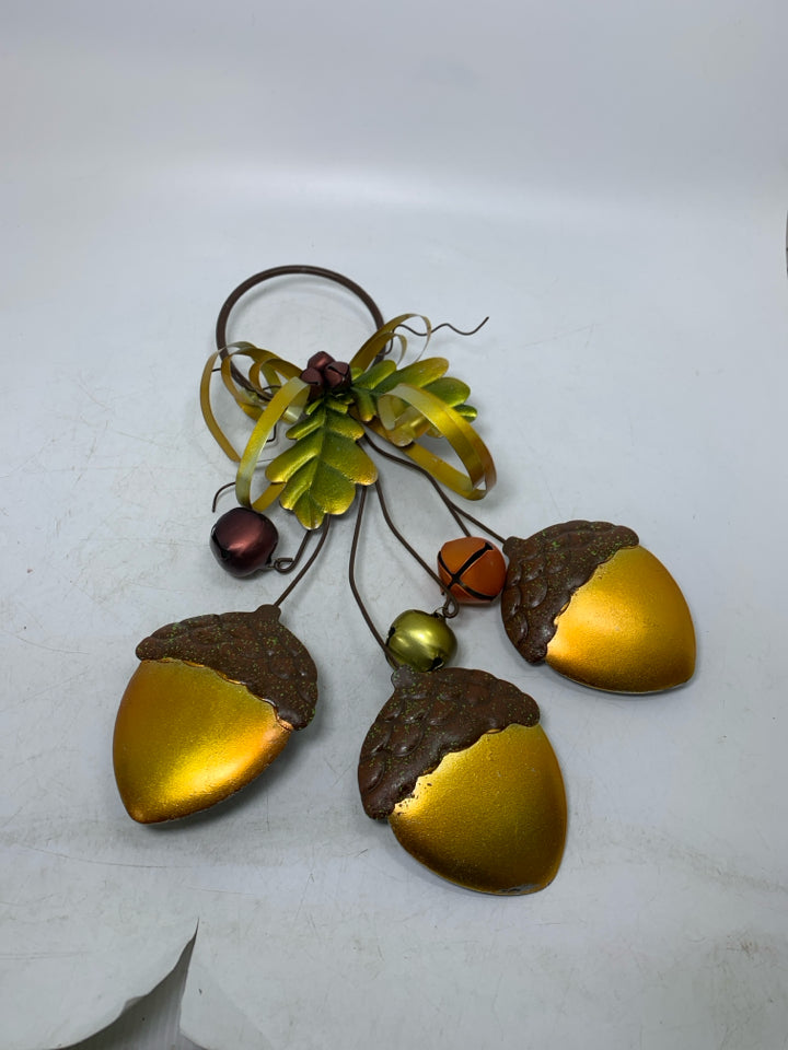 METAL 3 ACORNS W/ BELLS/BOW WALL HANGING.
