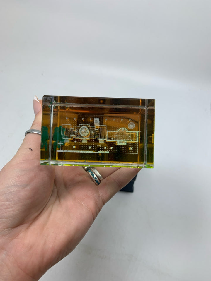 IN BOX WASHINGTON DC 3D LASER ETCHED HOLOGRAPHIC CRYSTAL PAPERWEIGHT.