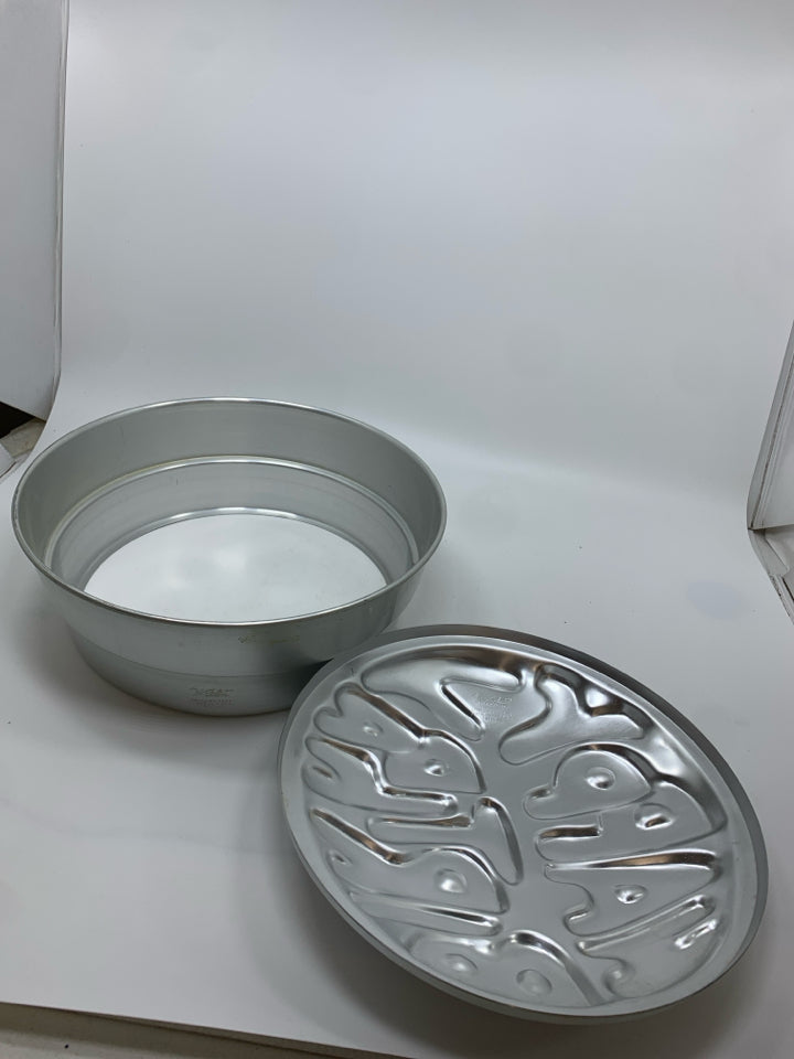 2PC WILTON BIRTHDAY CAKE PAN.