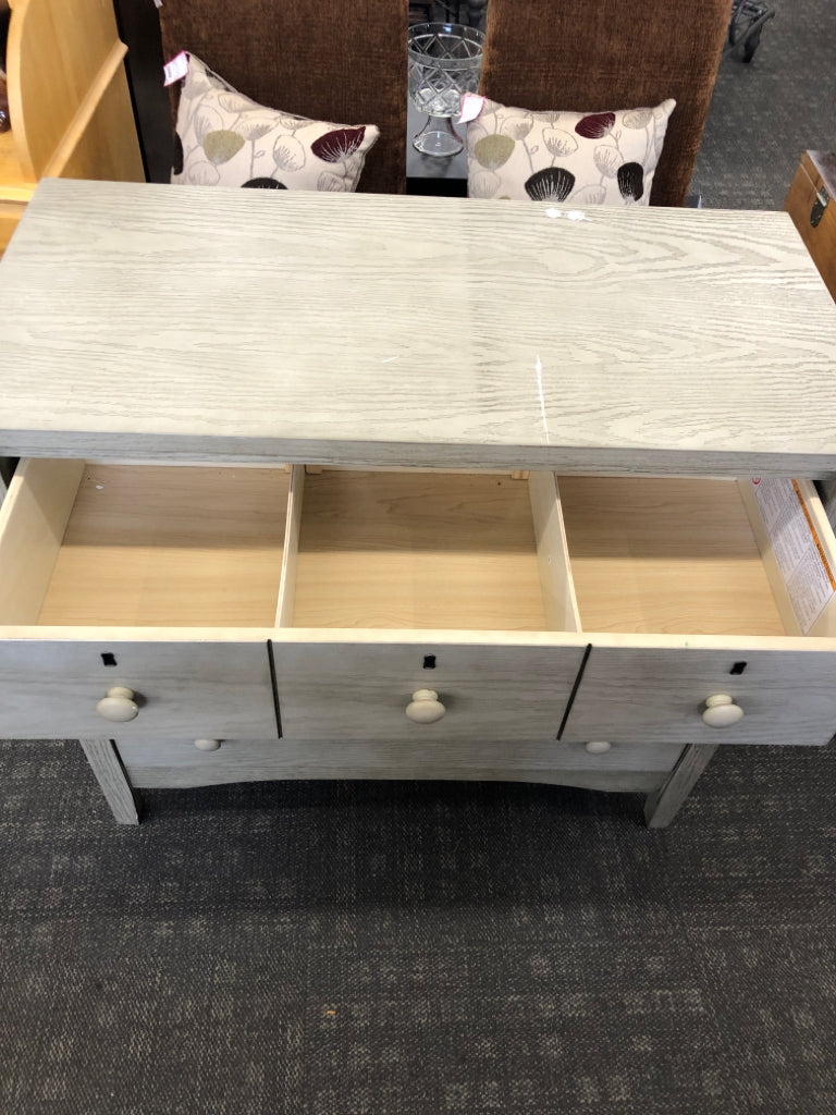 GRAY 3 DRAWER DRESSER *SCRATCHED.