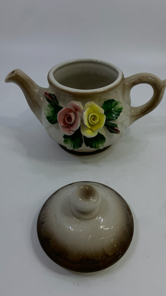 VTG CAPODIMONTE PORCELAIN TEAPOT W/FLOWERS.