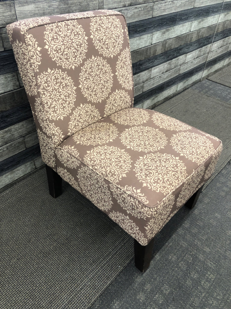 BROWN CREAM SCROLL ACCENT CHAIR.