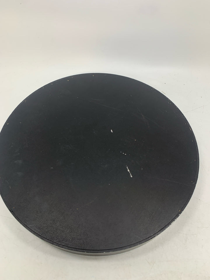 ROUND WOVEN CENTER TRAY.