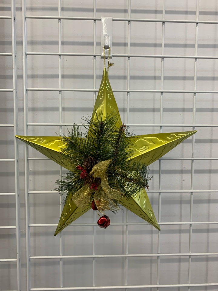 GOLD TIN STAR W/ WINTER BOUQUET IN CENTER.