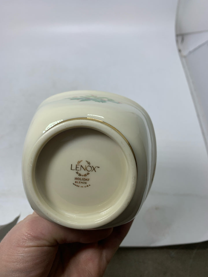 FOOTED SMALL LENOX IVORY HOLIDAY SQUARE BOWL.