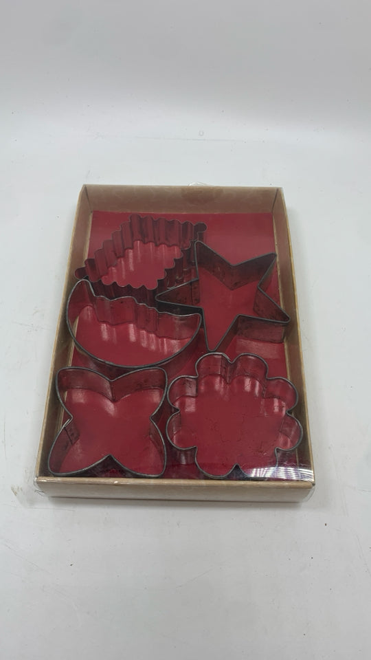NIP 5PK COOKIE CUTTERS.
