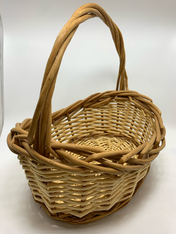 LIGHT WOVEN OVAL BASKET W/WOVEN HANDLE.