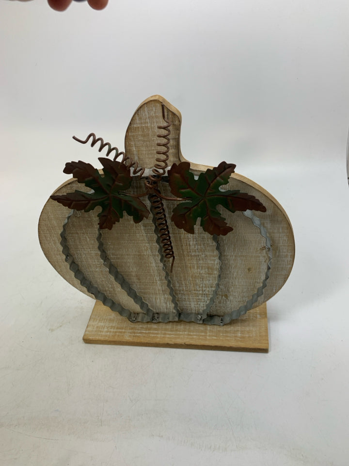 WHITE WASHED PUMPKIN W/ GALVANIZED DETAILS DECOR.