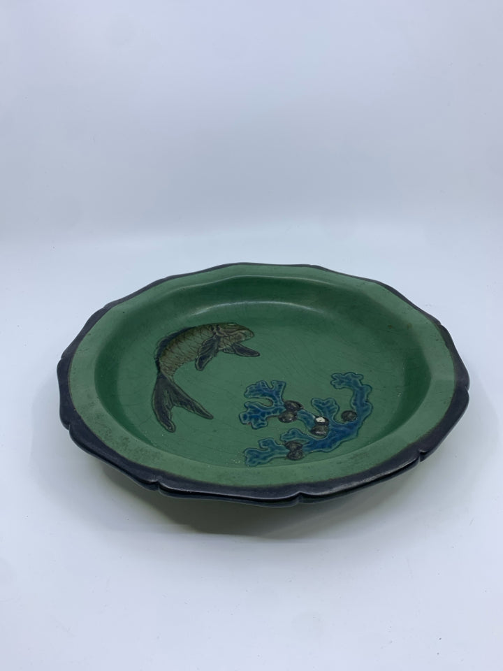 VTG IPSEN DENMARK ART POTTERY DARK GREEN BLACK EDGE W/ EMBOSSED FISH "PIE".