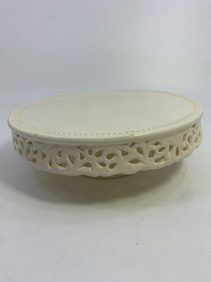 CREAM CERAMIC DESSERT STAND W/LACE EDGES.
