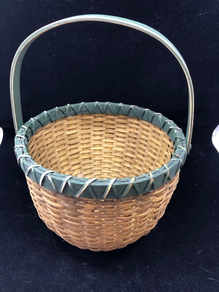 ROUND WOVEN BASKET W/GREEN TRIM.